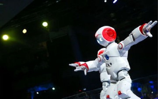 快递业旺季：双11包裹机器人分拣 大数据及自动化助力不爆仓