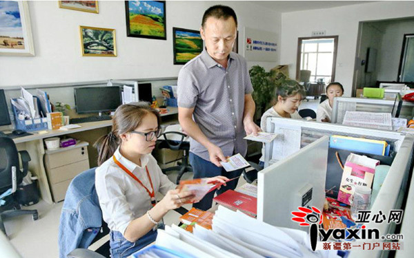 谭建强在指导员工工作