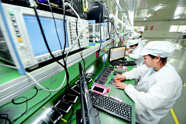 园区内的西部青橙(贵州)科技有限公司智能手机生产线上工人在作业